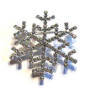 NWOT Holiday Snowflake brooch silvertone & rhinestones festive Christmas pin NEW